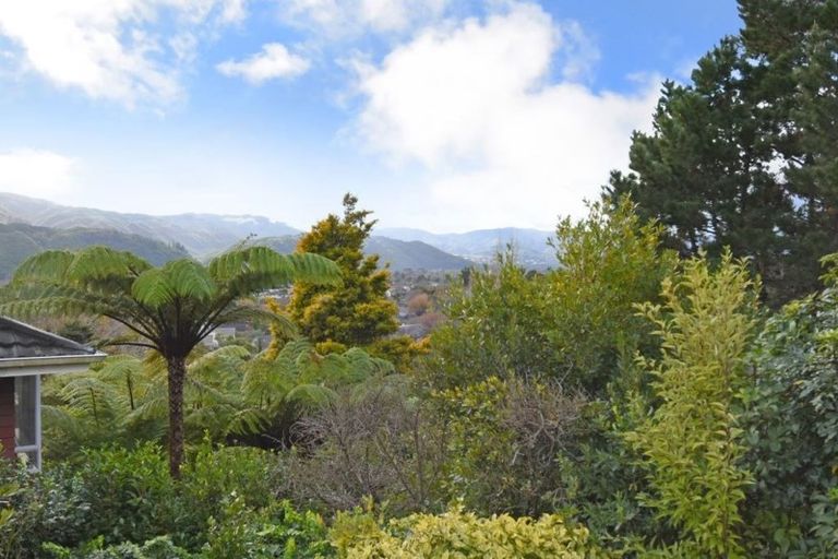 Photo of property in 15 Ecclesfield Grove, Silverstream, Upper Hutt, 5019