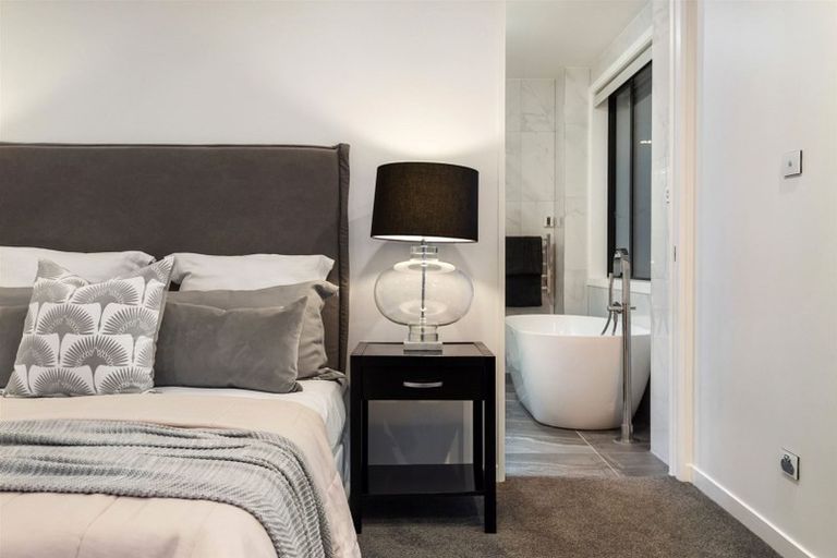 Photo of property in 13 Seaview Road, Castor Bay, Auckland, 0620