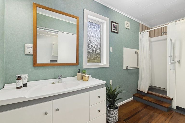Photo of property in 33 Palm Avenue, Lyall Bay, Wellington, 6022