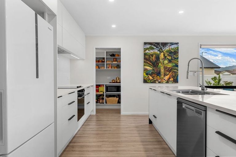 Photo of property in 98 Kaurinui Crescent, One Tree Point, 0118