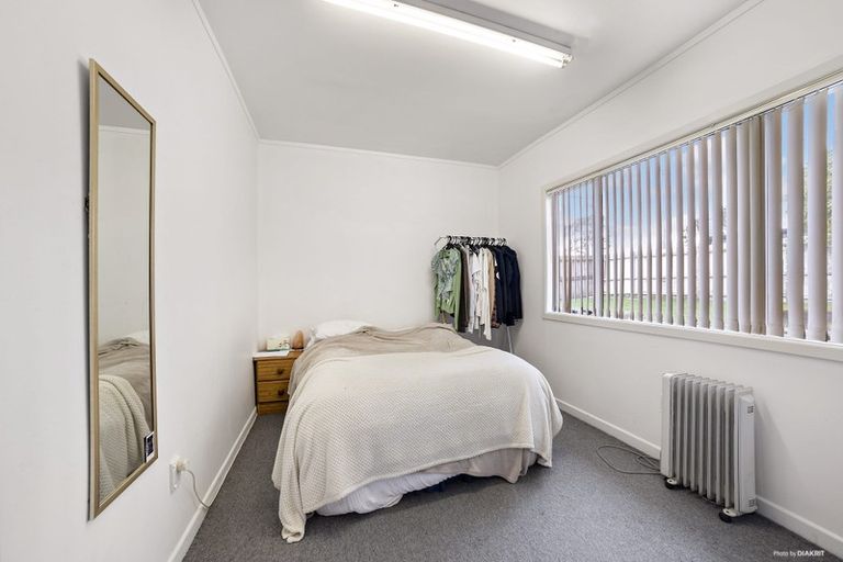 Photo of property in 320 Glenfield Road, Glenfield, Auckland, 0629