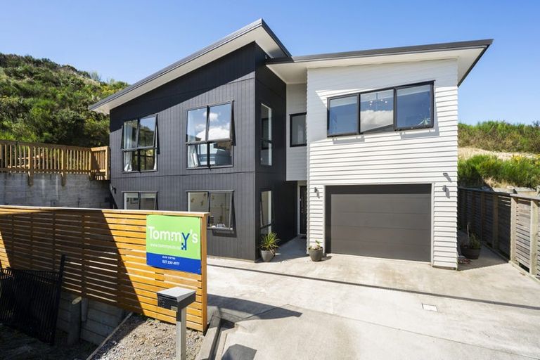 Photo of property in 7b Grumman Lane, Newlands, Wellington, 6037