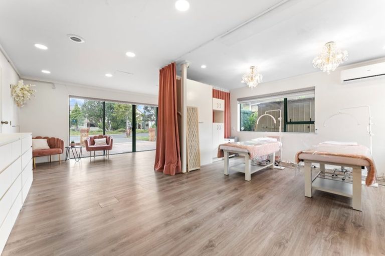 Photo of property in 8 Vinograd Drive, Te Atatu Peninsula, Auckland, 0610