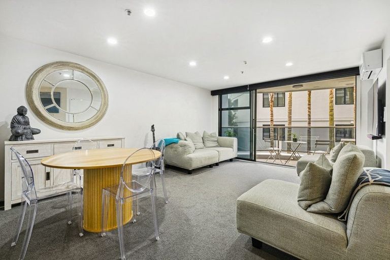 Photo of property in 1e/175 Hurstmere Road, Takapuna, Auckland, 0622