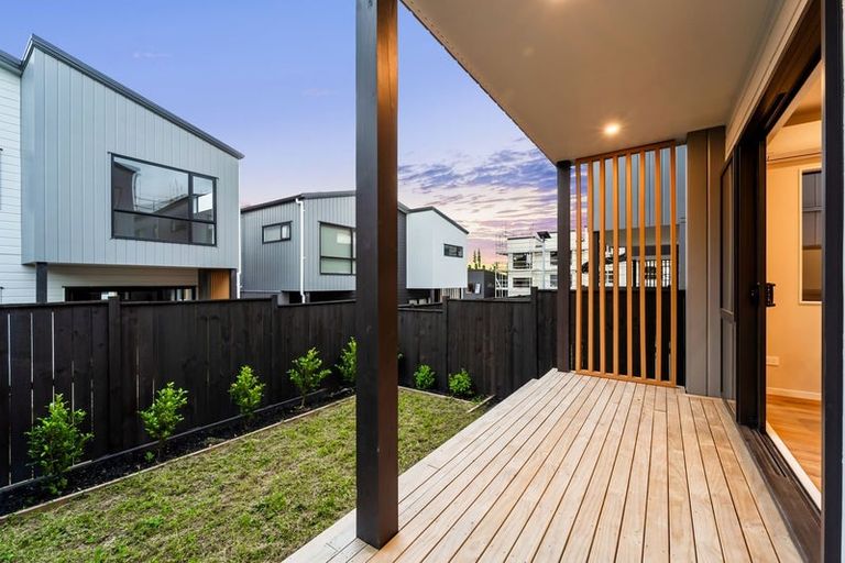 Photo of property in 10 Don Oliver Lane, Glen Eden, 0602