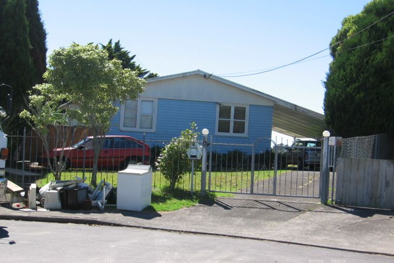 Photo of property in 10 Ingleby Place, Kelston, Auckland, 0602