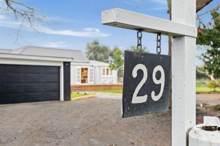 Photo of property in 29 Taupaki Road, Taupaki, Henderson, 0782