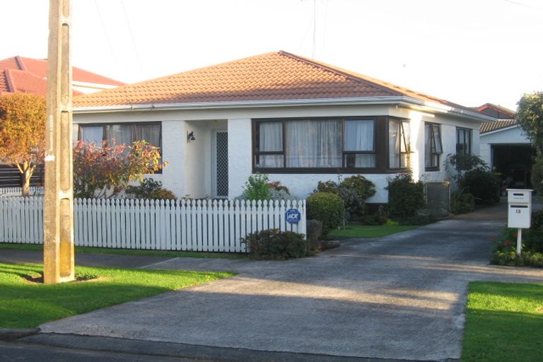 Photo of property in 2/13 Hamilton Road, Papatoetoe, Auckland, 2025