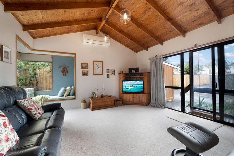 Photo of property in 1/24 Blacklock Avenue, Henderson, Auckland, 0612