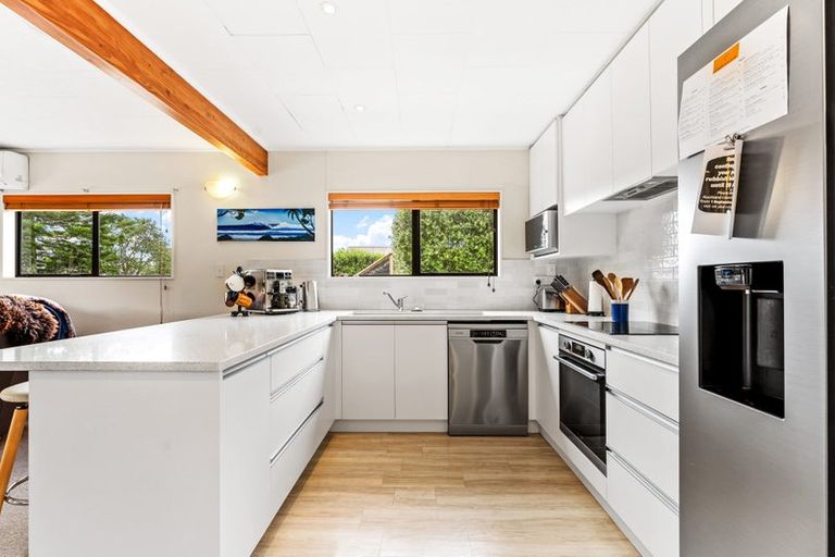 Photo of property in 30 Holiday Road, Stanmore Bay, Whangaparaoa, 0932