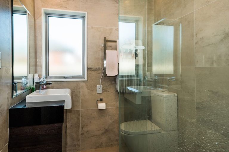 Photo of property in 6a Mchardy Place, Glenfield, Auckland, 0627