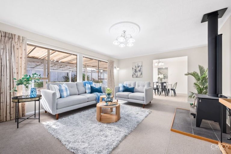 Photo of property in 17 King Charles Drive, Kingsley Heights, Upper Hutt, 5018