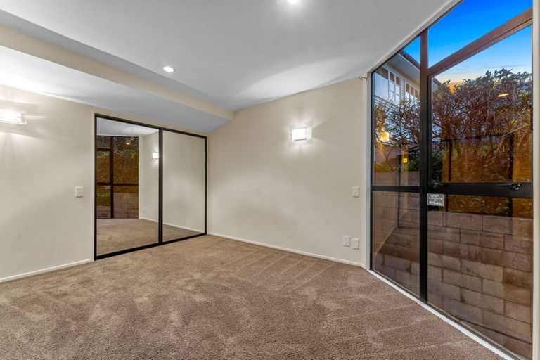 Photo of property in 2/102 Queen Street, Northcote Point, Auckland, 0627