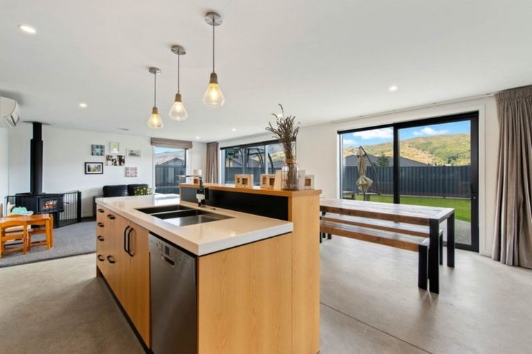 Photo of property in 7 Magnetic Place, Cromwell, 9310