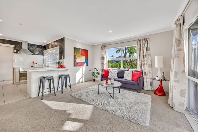 Photo of property in 13 Bridgehead Cove, West Harbour, Auckland, 0618