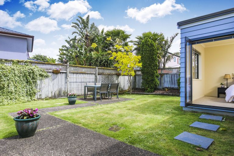 Photo of property in 29 Vinograd Drive, Te Atatu Peninsula, Auckland, 0610