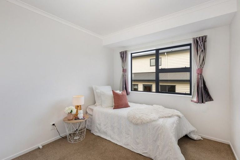 Photo of property in 7a Sandino Place, Grenada Village, Wellington, 6037