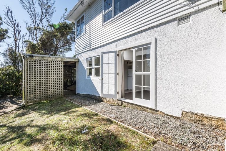 Photo of property in 11 Miles Crescent, Newlands, Wellington, 6037