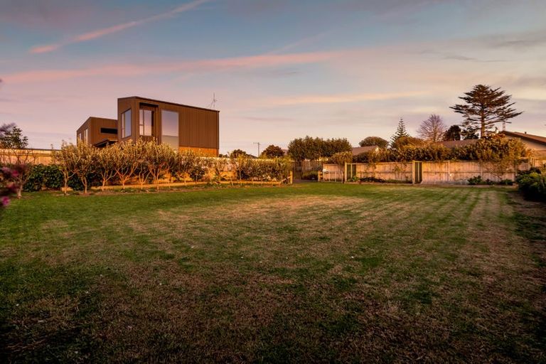 Photo of property in 20 Aderman Place, Hurworth, New Plymouth, 4310