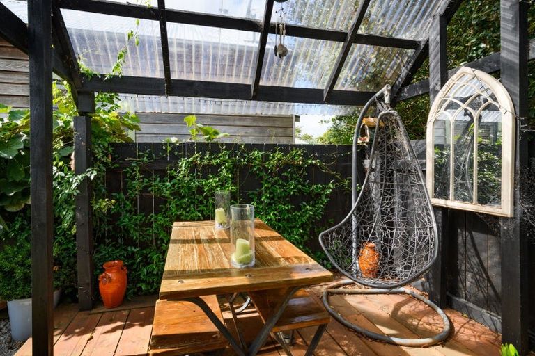 Photo of property in 18 Winston Avenue, Hokowhitu, Palmerston North, 4410