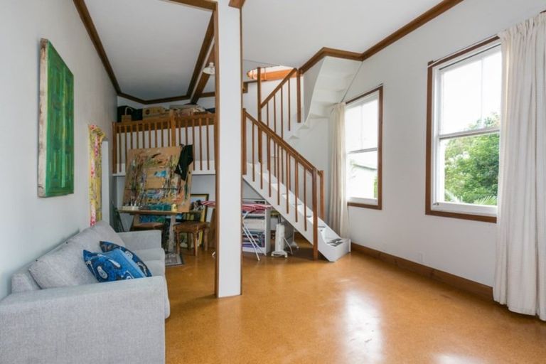 Photo of property in 5 Sealy Road, Bluff Hill, Napier, 4110