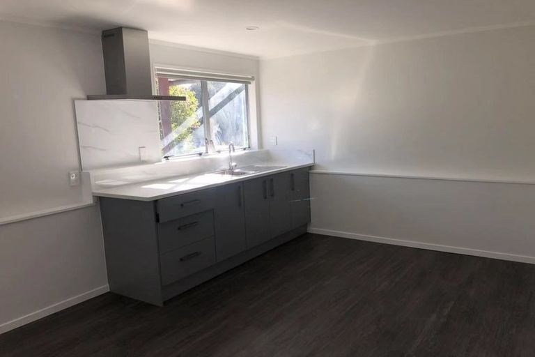 Photo of property in 1/127 Lynn Road, Bayview, Auckland, 0629