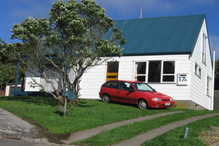 Photo of property in 17a Pimlico Place, Newlands, Wellington, 6037