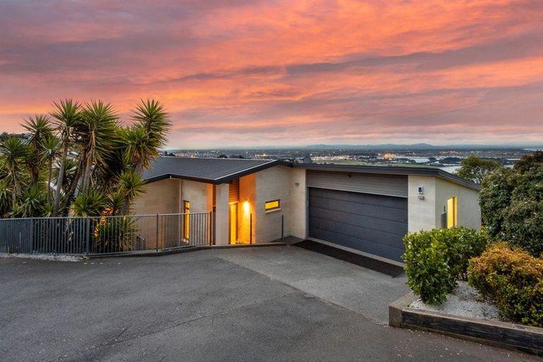 Photo of property in 19 Luxton Place, Mount Pleasant, Christchurch, 8081