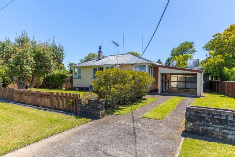 Photo of property in 17 Kairau Road West, Sentry Hill, New Plymouth, 4373