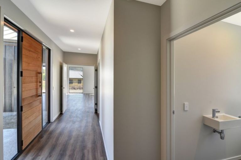 Photo of property in 16 Kinross Lane, Jacks Point, Queenstown, 9371