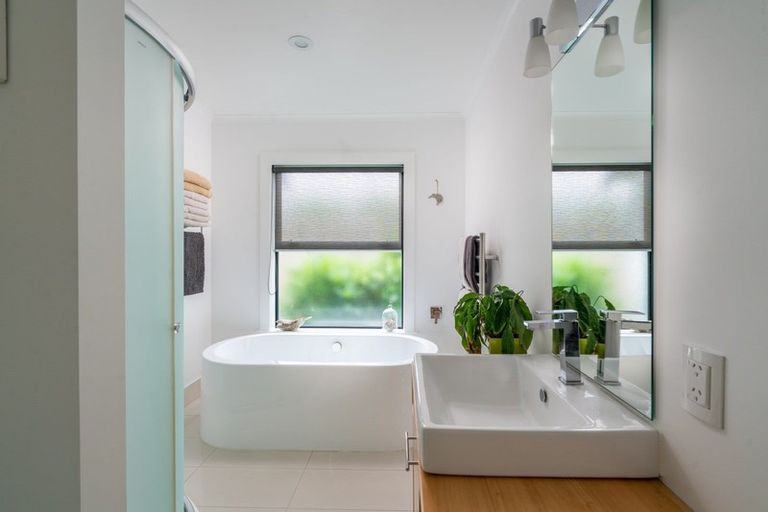 Photo of property in 20 Pukenamu Road, Rainbow Point, Taupo, 3330