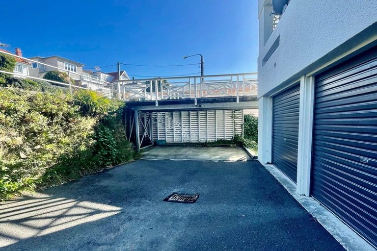Photo of property in Grafon Court Flats, 2/53 Grafton Road, Roseneath, Wellington, 6011