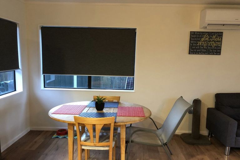 Photo of property in 3/92 Awaroa Road, Sunnyvale, Auckland, 0612