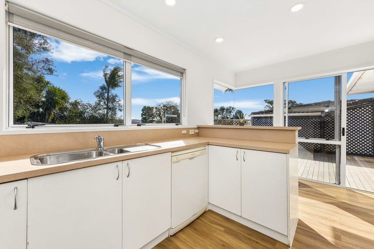 Photo of property in 33 Sunvue Road, Glen Eden, Auckland, 0602