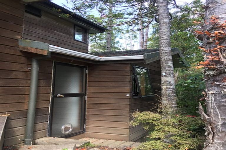 Photo of property in 3 Armour Road, Parau, Auckland, 0604