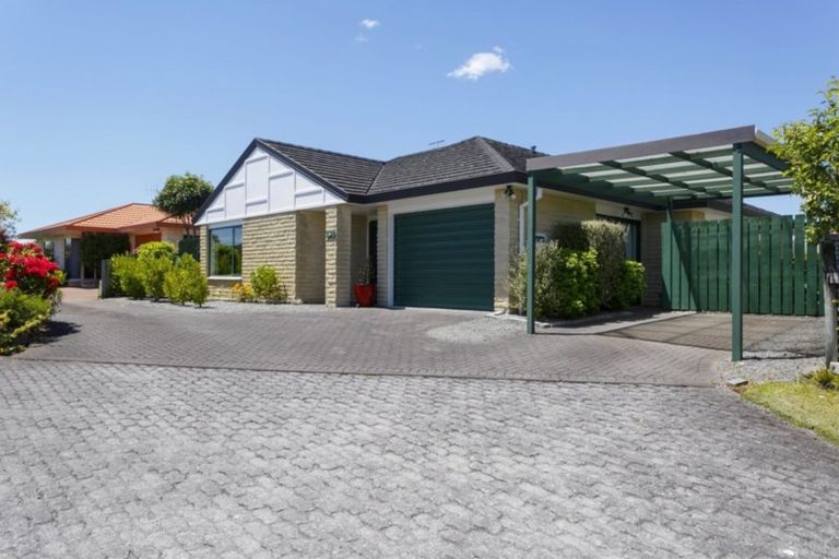 Photo of property in 2/30 Fairview Terrace, Waipahihi, Taupo, 3330