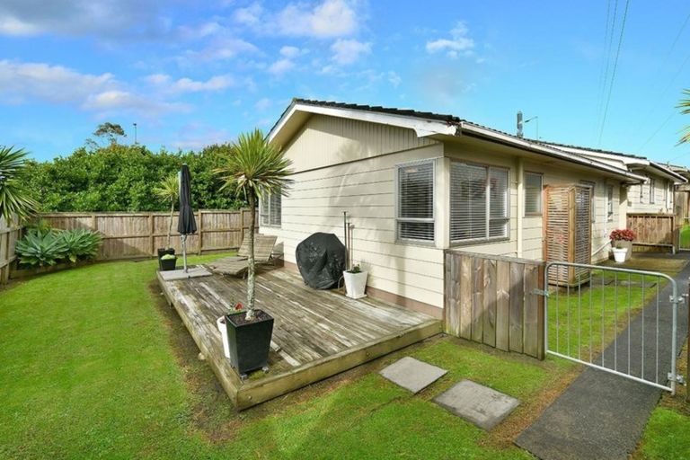 Photo of property in 3/100 Royal Road, Massey, Auckland, 0614