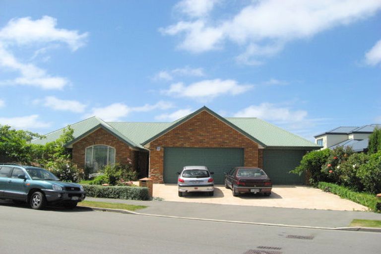 Photo of property in 12 Chesterfield Mews, Russley, Christchurch, 8042
