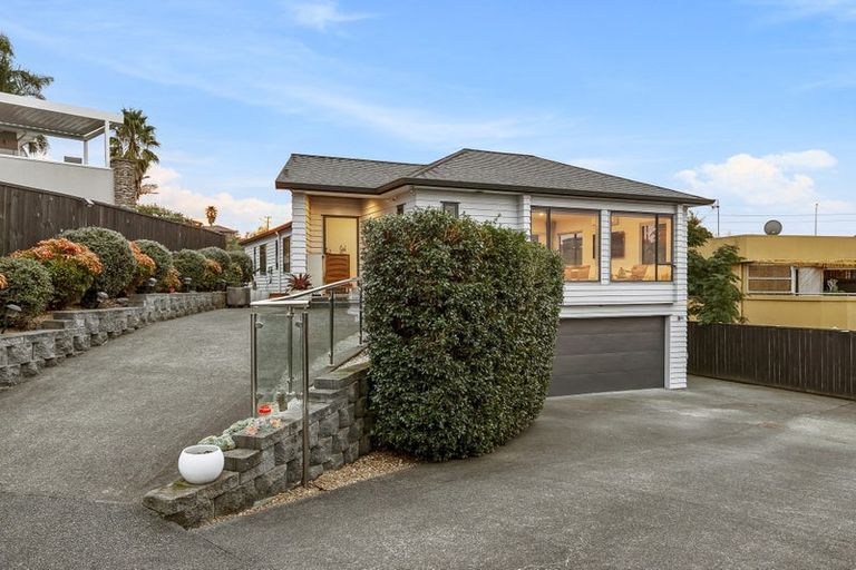 Photo of property in 26a Bernleigh Terrace, West Harbour, Auckland, 0618