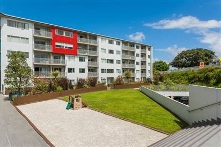 Photo of property in Shoal Haven Apartments, 207a/130 Anzac Street, Takapuna, Auckland, 0622