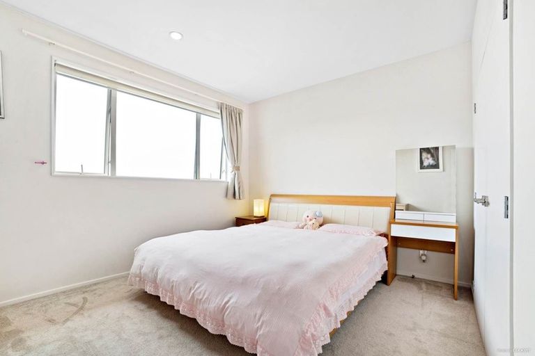 Photo of property in 17 Bintulu Place, Fairview Heights, Auckland, 0632