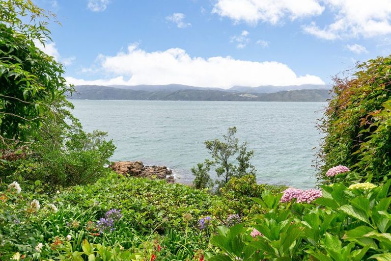 Photo of property in 427 Karaka Bay Road, Karaka Bays, Wellington, 6022