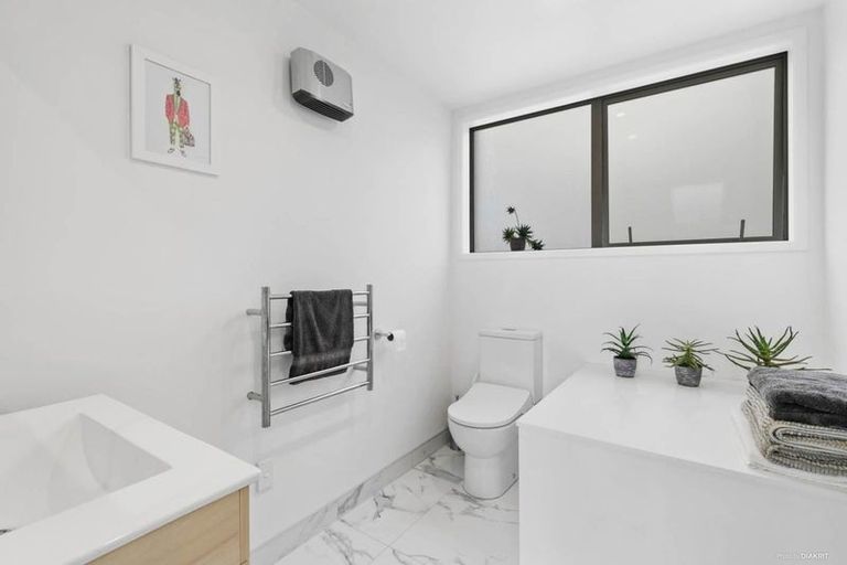 Photo of property in 4/7 Flanshaw Road, Te Atatu South, Auckland, 0610