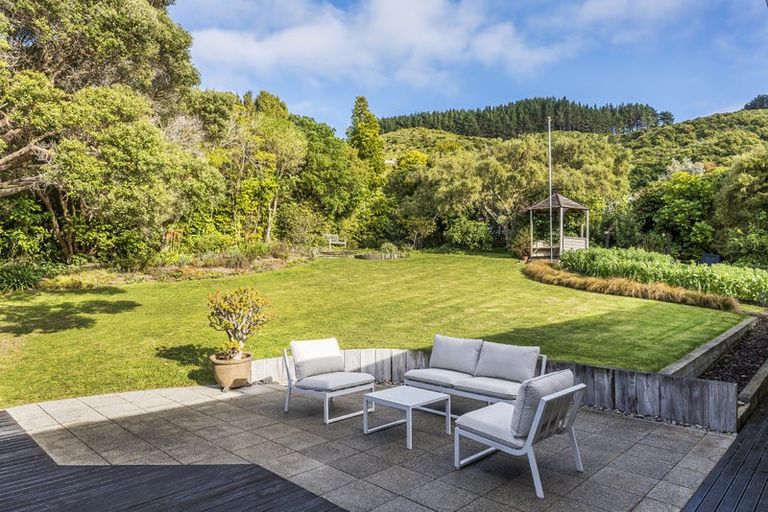 Photo of property in 100 Larsen Crescent, Tawa, Wellington, 5028