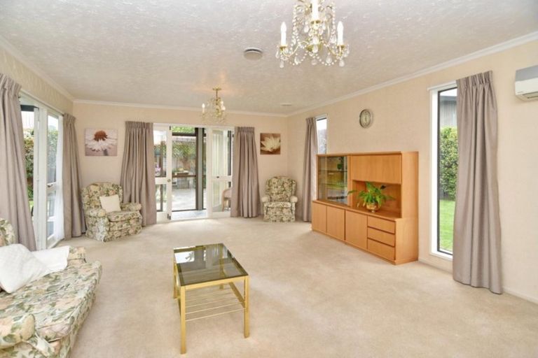 Photo of property in 17 Clivedon Place, Redwood, Christchurch, 8051