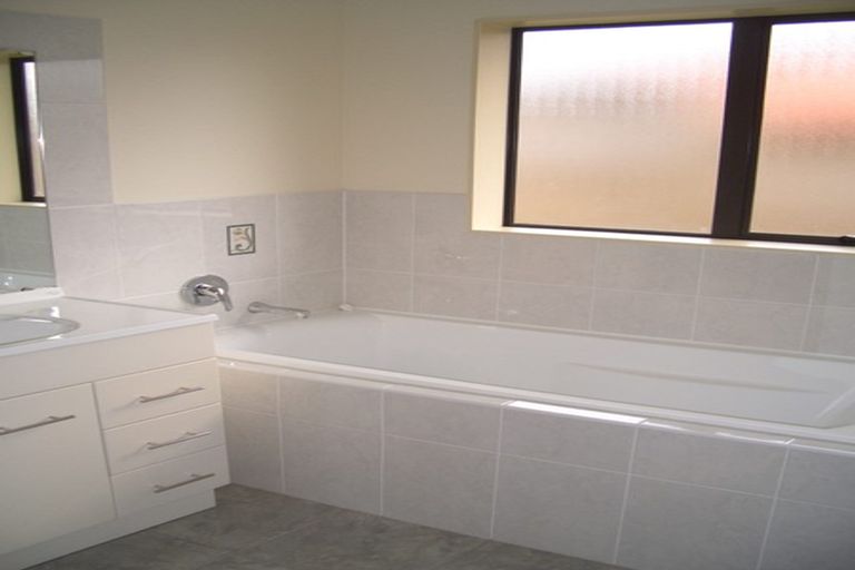 Photo of property in 5 Burton's Drive, Swanson, Auckland, 0614