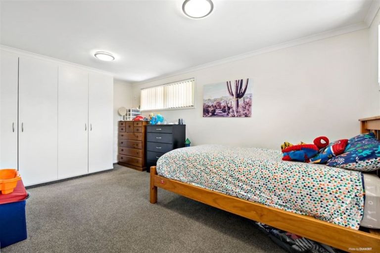 Photo of property in 8 Halldene Terrace, Red Beach, 0932