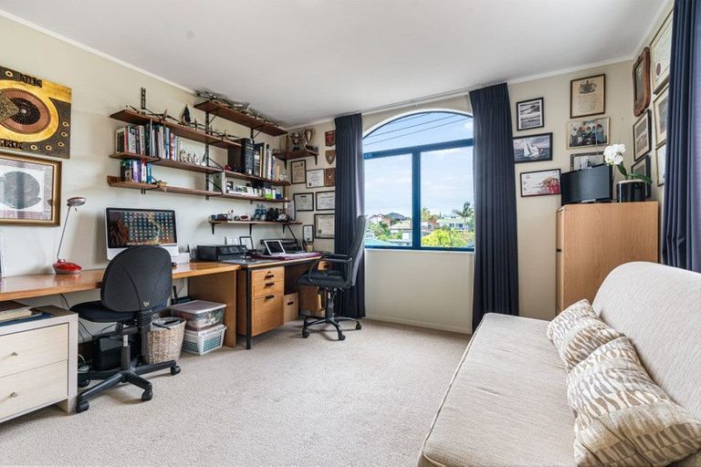 Photo of property in 1/2 Valley Road, Northcote, Auckland, 0626