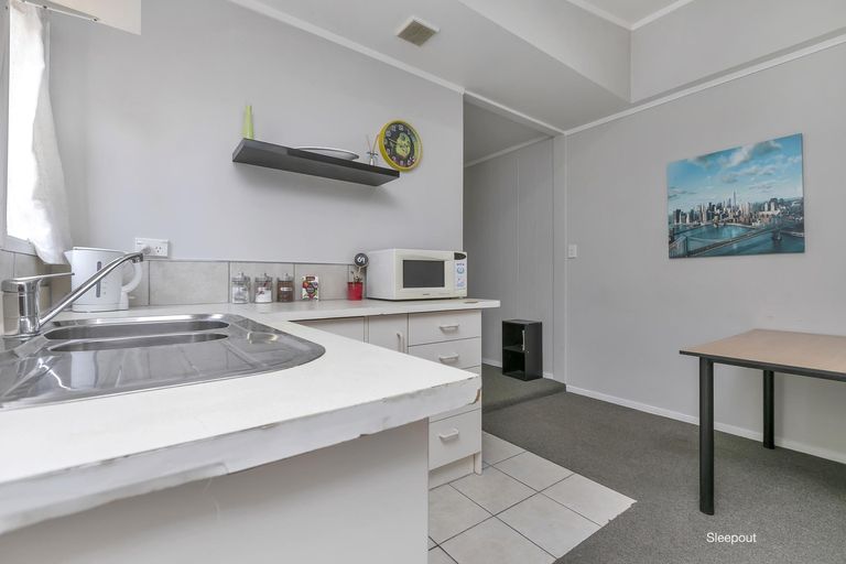 Photo of property in 24 Claverdon Drive, Massey, Auckland, 0614