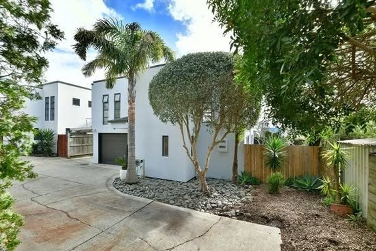 Photo of property in 2/1376 Whangaparaoa Road, Army Bay, Whangaparaoa, 0930